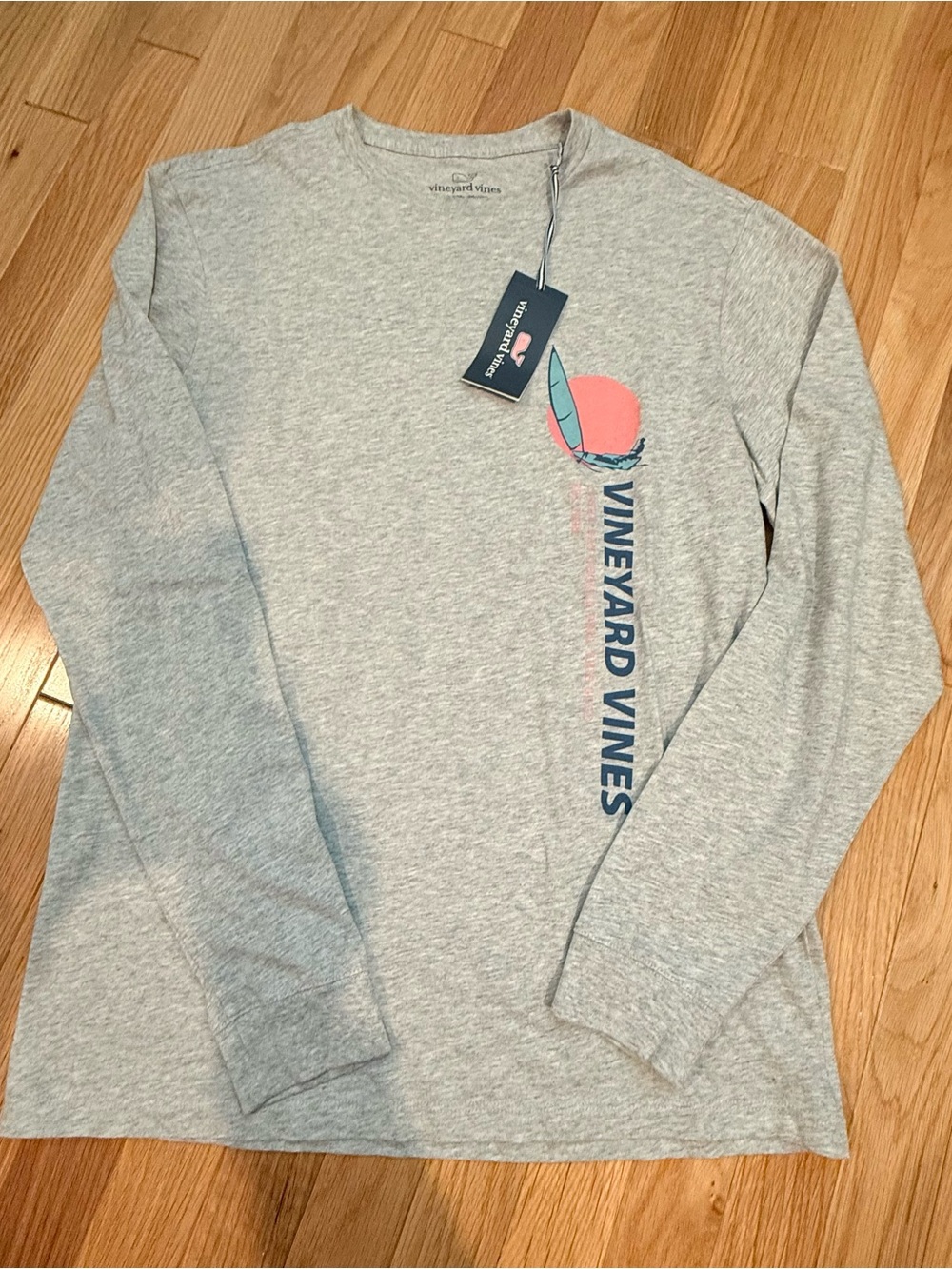NWT! Vineyard Vines Light Gray Long-Sleeve Tee with Coral and Blue Graphic